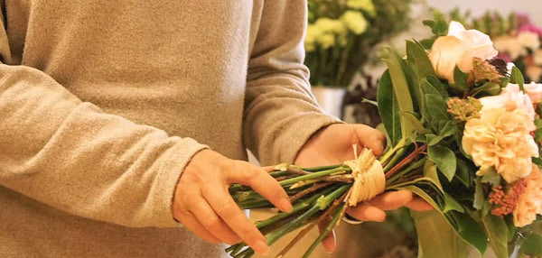 Curso basico florista. El atado del ramo con rafia