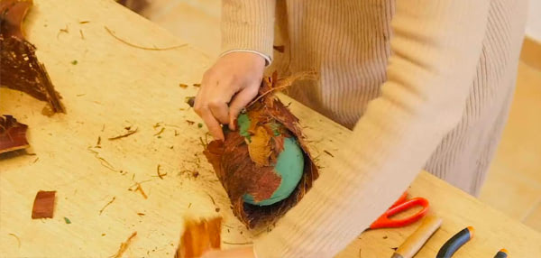 Curso formación floral. Creación de bolas decorativas con materiales hojas de palmera