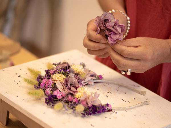 Tocado con flores preservadas. Curso online de florista con flores preservadas