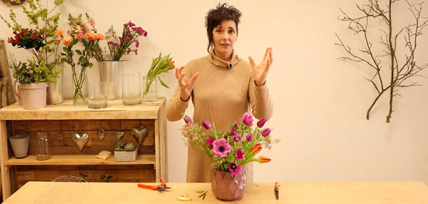 arreglo floral en recipiente bajo sin esponja usando la tela de gallinero. Curso online de florista Celine Boroli